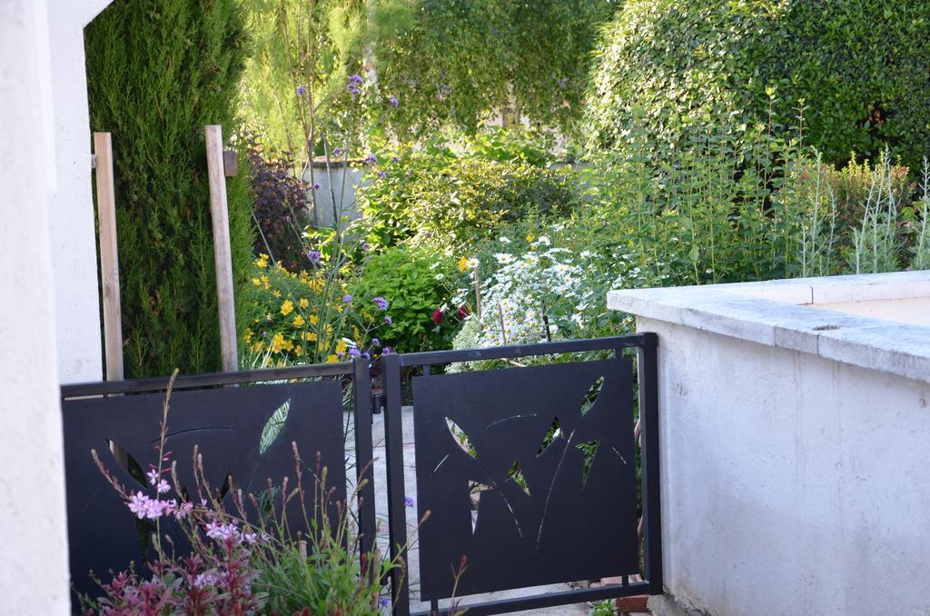 Bed and Breakfast Jardin De Marceau Blasimon Exterior foto