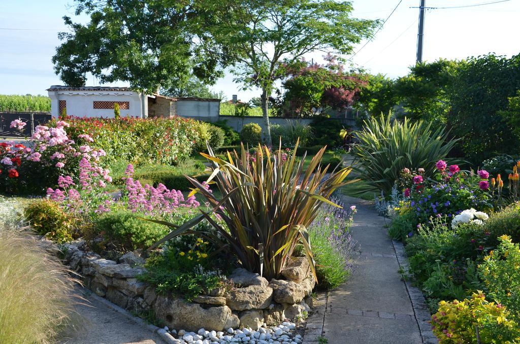 Bed and Breakfast Jardin De Marceau Blasimon Exterior foto
