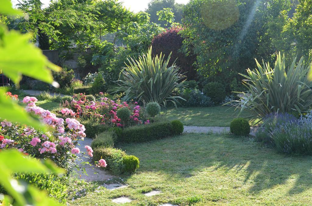Bed and Breakfast Jardin De Marceau Blasimon Exterior foto